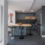 Cocina acabado Fenix Gris oscuro, con isla abierta al Salon