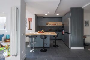 Lee más sobre el artículo Cocina acabado Fenix Gris oscuro, con isla abierta al Salon